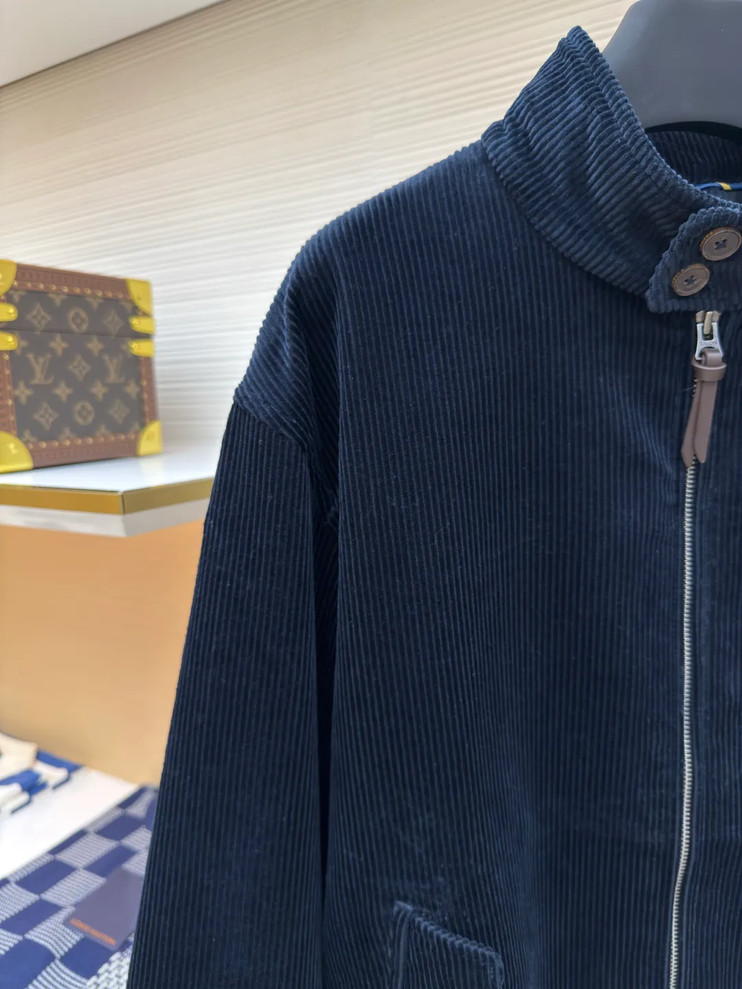 Ralph Lauren embroidered corduroy jacket ●Authentic product: Purchased and developed for 3990 ●Item number: 1680050-B55 ●Fabric: corduroy fabric ●Technology: Positioning cutting machine ●Version: Fitted version ●Weight: about 905 grams ●Size: S-M-L-XL ●Description: Customized wide-ribbed corduroy fabric with clear texture, excellent texture, comfortable and skin-friendly, elegantly presented with a touch of deep navy blue Low-key and luxurious. The exquisite red pony logo is embellished, igniting the overall vitality and passion. The stand-up collar design is simple and elegant. When the light falls, it shows subtle changes in luster and is intertwined with the undulations of the wide ribs. The jacket injects a vivid soul and has extremely high matching flexibility. Adopt imported machine embroidery technology, use advanced computer control system and precision mechanical components to achieve the iconic pony embroidery operation with high precision, smooth and delicate lines, and template machine to open the bag. The preset template guides the position, shape and size of the bag opening. The accuracy ensures the quality of the bag opening effect. The overall wiring is straight and delicate, the fabric is comfortable and soft, and the color is consistent without color difference. It can be matched with the same style to create a fashionable look and control various occasions. Customized accessories, complete with three standards, same style for men and women!
